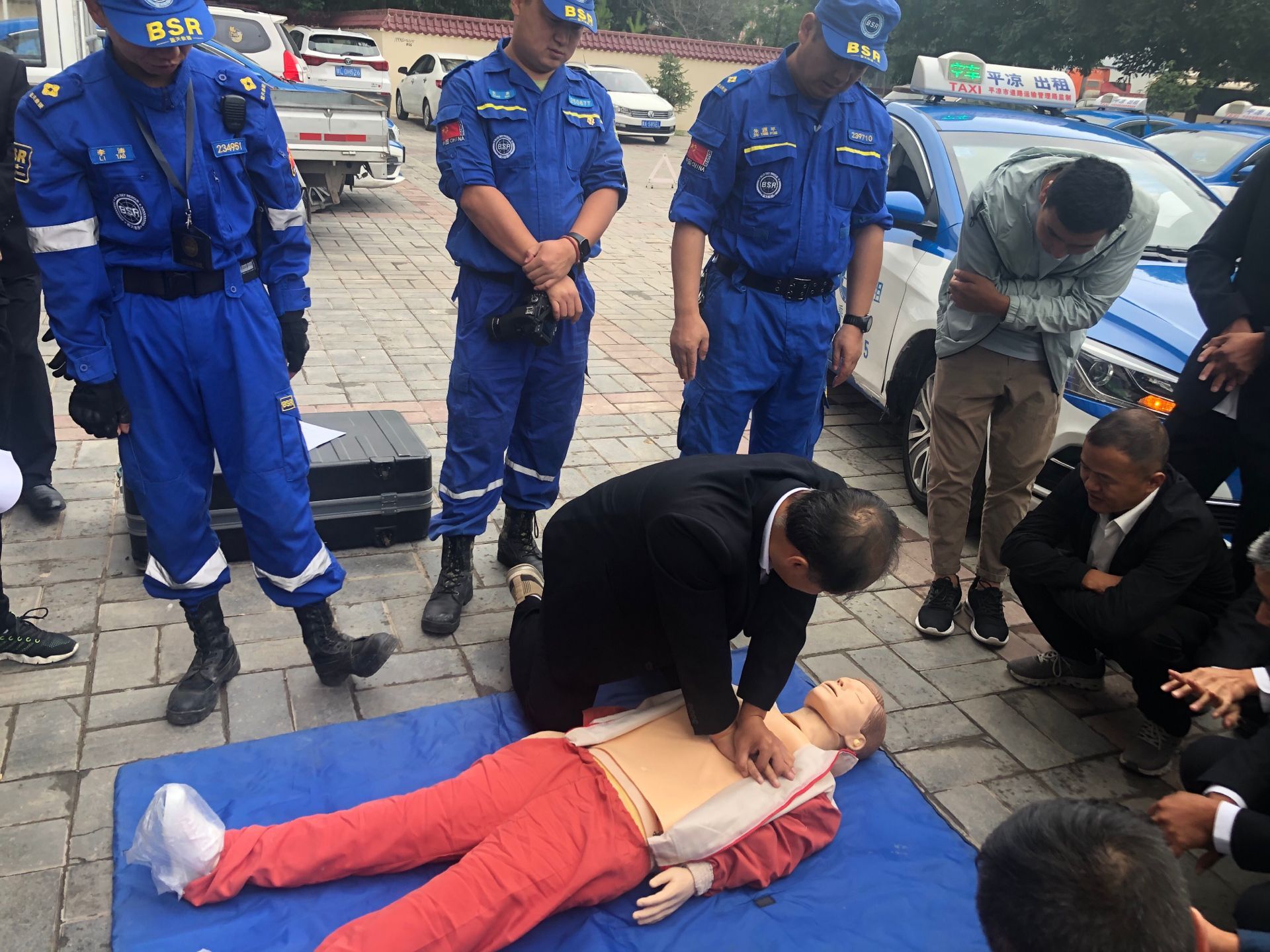 藍(lán)天救援隊(duì)走進(jìn)泓源新能源出租汽車公司開展應(yīng)急救護(hù)培訓(xùn)活動(圖2) 藍(lán)天救援隊(duì)走進(jìn)泓源新能源出租汽車公司開展應(yīng)急救護(hù)培訓(xùn)活動(圖2)