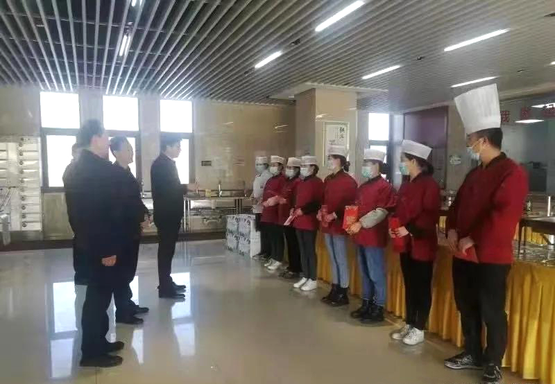 工業(yè)園區(qū)管委會、泓源公司慰問園區(qū)機關(guān)保安門衛(wèi)等一線人員(圖3)