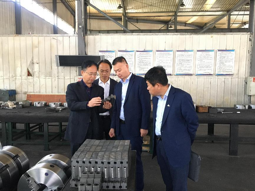 市產(chǎn)投集團(tuán)赴榮康實業(yè)公司進(jìn)行考察交流(圖2) 市產(chǎn)投集團(tuán)赴榮康實業(yè)公司進(jìn)行考察交流(圖2)