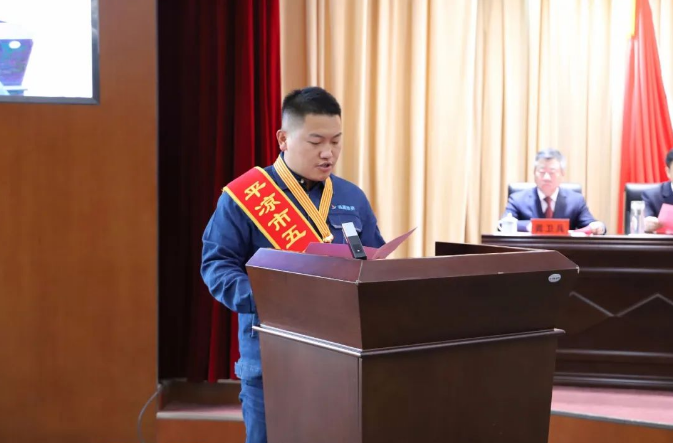 喜報！市產(chǎn)投集團員工楊李榮獲2022年平?jīng)鍪形逡粍趧营務(wù)?圖2)
